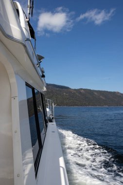 Güneşli bir günde, Britanya Kolumbiyası, Kanada 'daki Vancouver Adası' ndaki bir tekneden kıyı dağı manzarası