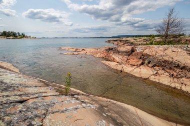 Kanada, Ontario, Killarney 'deki Gürcistan Körfezi' nin Rocky sahili yaz günü