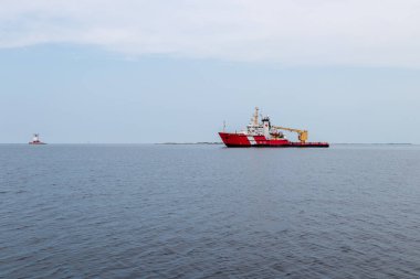 Carling, Ontario, Kanada - 07-17-21: Samuel Risley Kanada Sahil Güvenlik gemisi Gürcistan Körfezi 'ndeki Red Rock' ta deniz fenerini korumak için demirledi