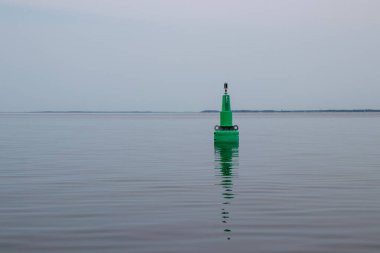Gürcistan Körfezi, Ontario, Kanada 'daki küçük gemi rotasında yeşil navigasyon işareti