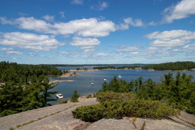 Kanada 'nın Ontario kentindeki Büyük Döngü' nün Kuzey Kanalı 'ndaki Benjamin Adaları' nda demirlemiş tekneler.