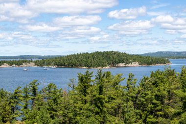 Kanada, Ontario 'daki Büyük Döngü' nün Kuzey Kanalı 'ndaki Benjamin Adaları açıklarında demirlemiş tekneler.