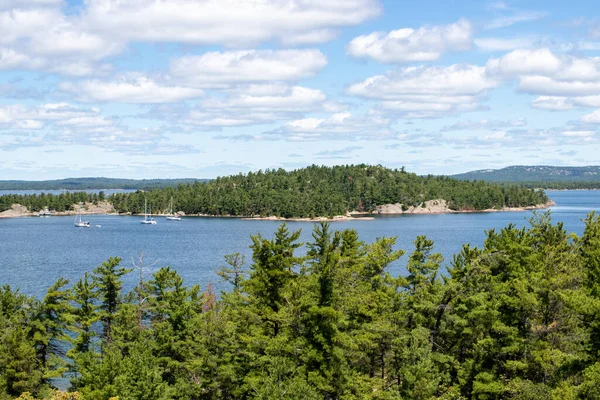 Kanada, Ontario 'daki Büyük Döngü' nün Kuzey Kanalı 'ndaki Benjamin Adaları açıklarında demirlemiş tekneler.