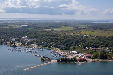 Manitoulin Adası, Ontario, Kanada - 2 Ağustos 2021: Manitoulin Adası 'ndaki Gore Körfezi' nin havadan görünüşü ve limanı