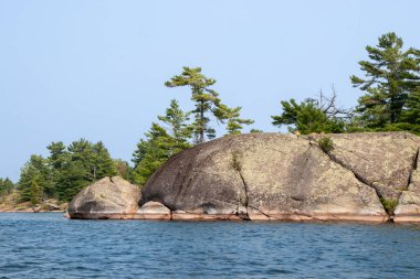 Kuzey Kanalı 'ndaki Fox Adası, Ontario, Kanada. Kanal dünyadaki en iyi tatlı su seyir yerlerinden biridir..
