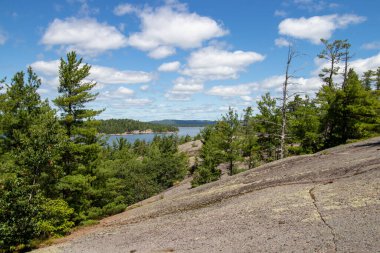 Kanada, Ontario 'daki Benjamin Adaları' nda Büyük Döngü 'de bir yaz günü.