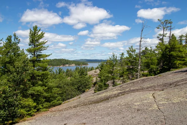 Kanada, Ontario 'daki Benjamin Adaları' nda Büyük Döngü 'de bir yaz günü.