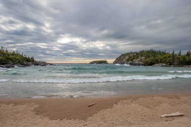 Maraton, Ontario yakınlarındaki Pukaskwa Ulusal Parkı 'ndaki Horseshoe Plajı.