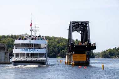 Parry Sound, Ontario, Kanada - 11 Ağustos 2021 Ada Kraliçesi tur botu turistleri Rose Island Swing Köprüsü 'ne götürüyor.
