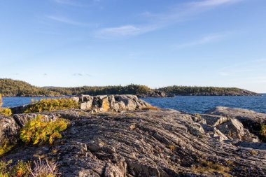 Kanada 'nın Ontario şehrinde güneşli bir günde Pukawaska Ulusal Parkı' nda bulunan...