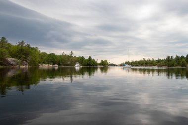 Gürcistan Körfezi, Ontario, Kanada - Limandaki botlar ve Gürcistan Körfezi Adaları Ulusal Parkı 'ndaki Frying Pan Körfezi' nde demirli