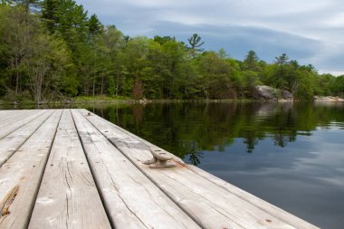 Beausoleil Adası 'ndaki Frying Pan Körfezi rıhtımından görüntüler Gürcistan Körfezi Ulusal Parkı, Ontario, Kanada