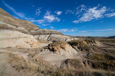 Drumheller Hoodoos, Alberta Canada - 23 Eylül 2021: Güneşli bir Eylül gününde Serseriler olarak bilinen kaya oluşumlarının geniş görüşleri