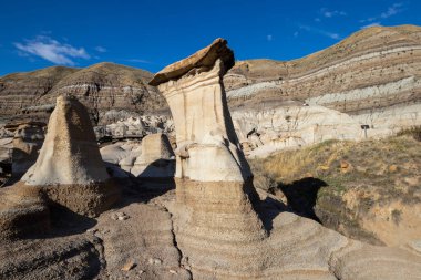 Drumheller Hoodoos, Alberta Canada - 23 Eylül 2021: Güneşli bir Eylül gününde Serseriler olarak bilinen kaya oluşumlarının geniş görüşleri