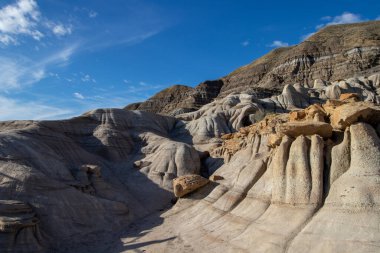 Kanada Çorak Toprakları 'nda Drumhellar Hoodoos olarak bilinen kaya oluşumları.
