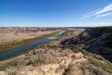 Drumheller, Alberta, Kanada 'daki Orkney Dinozor Yolu üzerindeki Kızıl Nehir manzarası