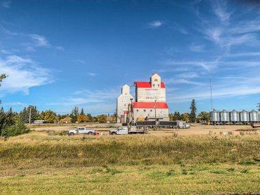 Sintaluta, Saskatchewan, Kanada - 21 Eylül 2021: ovalarda kalan az sayıdaki eski tip tahıl asansörlerinden biri