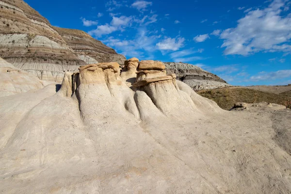 Kaya oluşumları Kanada 'nın Alberta kentindeki Hoodoos adlarını sonbaharda güneşli bir günde verdiler..