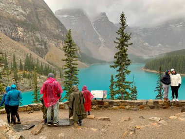 Moraine Gölü, Alberta, Kanada - 27 Eylül 2021: Turistler 