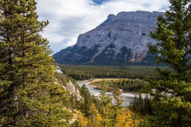 Bow Nehri 'nin Banff Hoodoos Patikası ve Kanada Alberta' daki Kanada Rocky Dağları 'ndan görüntüler
