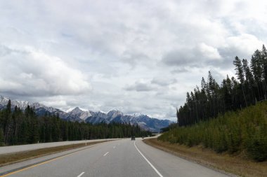 Kanada 'nın Alberta kentindeki Kanada Rocky Dağları' nda Trans Canada Otoyolu