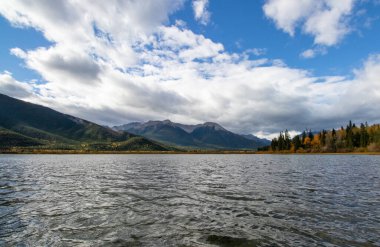 Banff, Alberta, Kanada 'daki Vermillion Gölleri' nde bir sonbahar gününde göl ve dağ manzarası