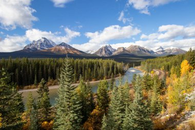 Banff Ulusal Parkı 'ndaki Bow Nehri Alberta, Kanada