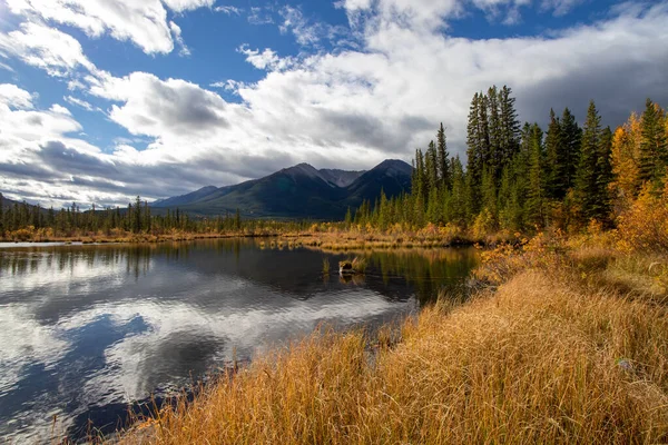 Wolken Reflecteren Rustige Wateren Van Vermillion Lakes Banff National Park — Stockfoto