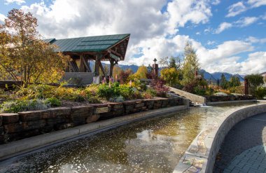 Golden, British Columbia, Kanada 'da At Yaya Köprüsü Tekmeleme