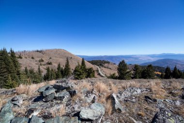 Kanada 'da güneşli bir günde, Britanya Kolumbiyası' nın Okanagan Vadisi 'ndeki Kobau Dağı' nın tepesinden görüntü.
