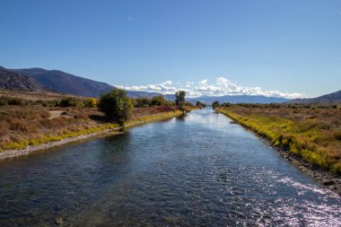 Okanagan Nehri Kanalı, Osoyoos, Britanya Kolumbiyası, Kanada, Ekim ayında güneşli bir günde