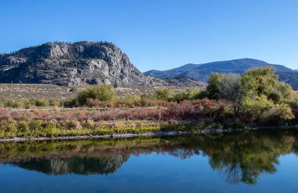 Montañas Árboles Reflejándose Las Tranquilas Aguas Del Canal Del Río — Foto de Stock