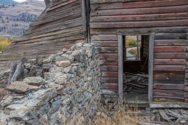 Sonbaharda Okanagan Valley, British Columbia, Kanada 'daki Haynes Çiftliği' nde terk edilmiş eski bir bina.