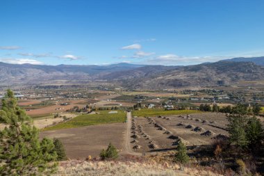 Kanada, British Columbia 'daki Tinhorn Creek patikasından Okanagan Vadisi manzarası