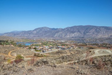 Osoyoos 'un Britanya Kolumbiyası, Kanada' daki Okanagan Vadisi 'ndeki güneşli bir sonbahar günü manzarası