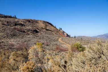 British Columbia, Kanada 'daki Osoyoos West Bench' teki yol rayları.