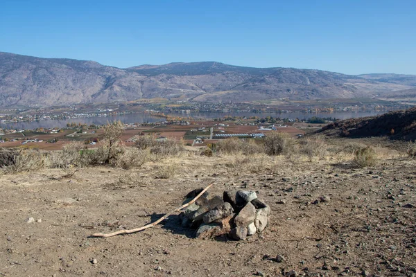 Kanada, British Columbia 'daki Osyoos West Bench' te dağ ve göl manzaralı bir ateş çukuru.