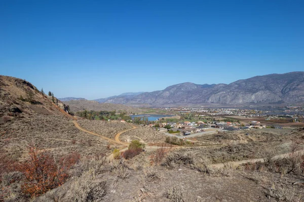 Osoyoos 'un Britanya Kolumbiyası, Kanada' daki Okanagan Vadisi 'ndeki güneşli bir sonbahar günü manzarası