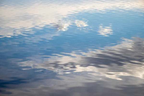 Mraky Modrá Obloha Odrážející Klidné Vodě Jezera — Stock fotografie