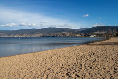 Kanada 'da güneşli ve soğuk bir kasım gününde, MÖ Penticton' daki Okanagan Gölü 'nde boş bir plaj.