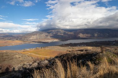 British Columbia, Kanada 'daki Okanagan Vadisi' ndeki Osoyoos Gölü manzarası