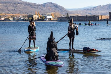 Osoyoos, British Columbia, Kanada - 31 Ekim 2021: Cadılar Bayramı 'nda Gyro Beach' te cadılar bayramı
