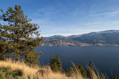 Penticton 'daki Skaha Gölü manzarası Britanya Kolumbiyası, Kanada sonbaharda güneşli bir günde