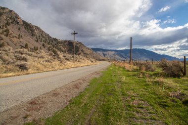 Cawston, BC yakınlarındaki Similkameen Vadisi 'ndeki dağlık yolda.