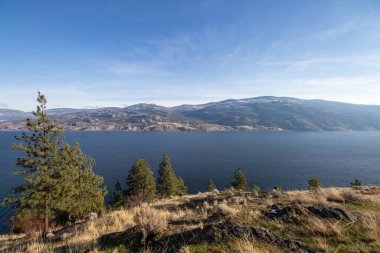 Penticton 'daki Skaha Gölü manzarası Britanya Kolumbiyası, Kanada sonbaharda güneşli bir günde