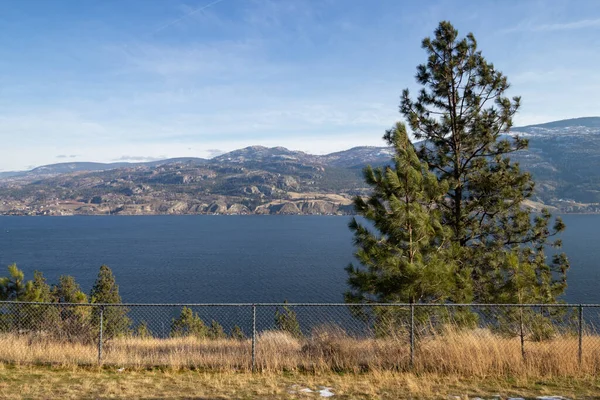 Penticton 'daki Skaha Gölü manzarası Britanya Kolumbiyası, Kanada sonbaharda güneşli bir günde