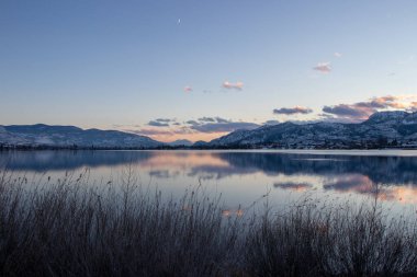 Osoyoos Gölü 'nde gün batımı M.Ö., Kanada' da bir kış günü.