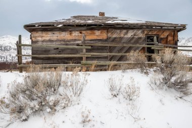 Osoyoos, British Columbia, Kanada - 3 Ocak 2022: Kışın Haynes Çiftliği 'nde terk edilmiş bir bina