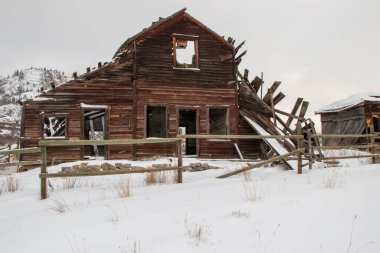 Osoyoos, British Columbia, Kanada - 3 Ocak 2022: Kışın Haynes Çiftliği 'nde terk edilmiş eski bir çiftlik evi