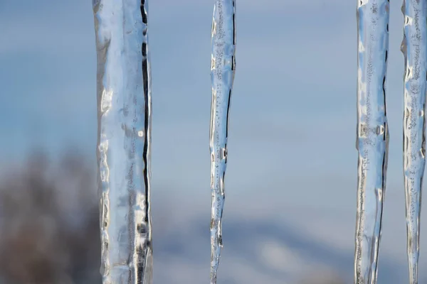 Лед Висит Воздухе Зимой — стоковое фото